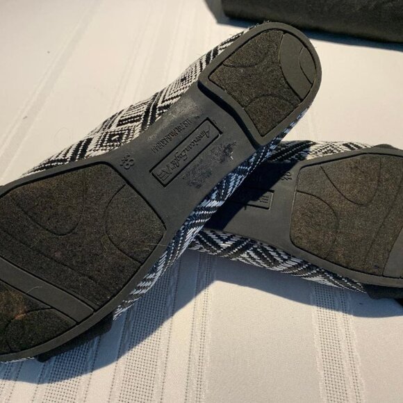 Black & White Shoe with Bows - Picture 2 of 3